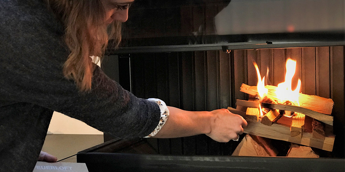 Korrekt opt&aelig;nding af br&aelig;ndeovn / pejs, hvor der vises hvordan man t&aelig;nder op fra toppen