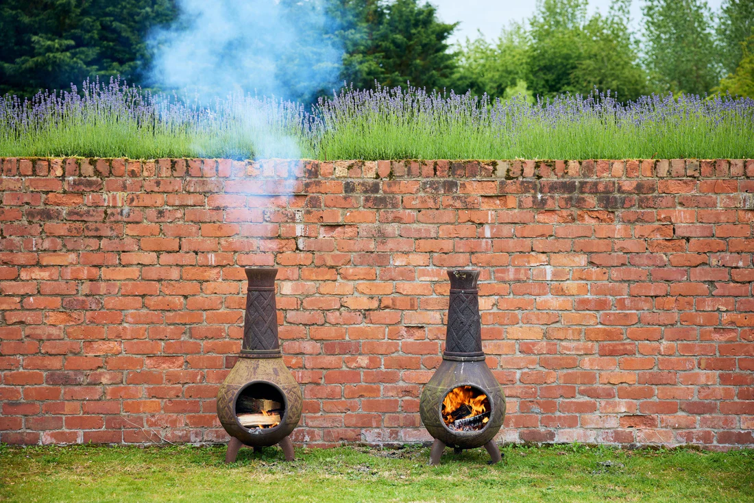 Ovnen til h&oslash;jre har usynlig r&oslash;g, hvilket er et godt tegn p&aring; en effektiv forbr&aelig;nding. R&oslash;gen fra ovnen til venstre fort&aelig;ller, at noget i forbr&aelig;ndingen ikke er optimalt (i dette tilf&aelig;lde for v&aring;dt br&aelig;nde)